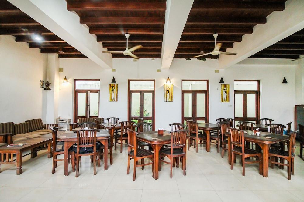 Ceylonica Beach Hotel Негомбо Екстериор снимка
