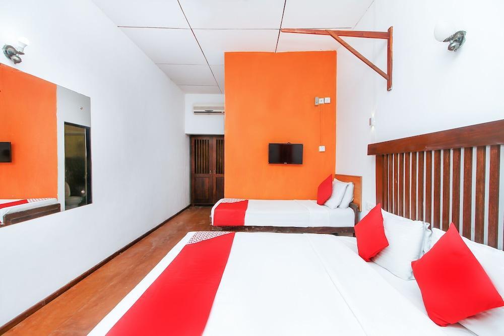 Ceylonica Beach Hotel Негомбо Екстериор снимка