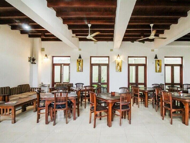 Ceylonica Beach Hotel Негомбо Екстериор снимка