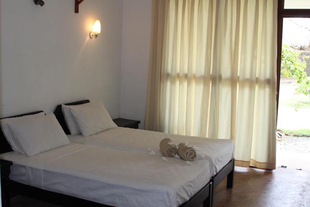 Ceylonica Beach Hotel Негомбо Екстериор снимка